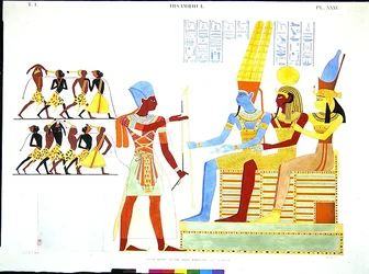 Ein Pharao in Militärkleidung bietet eine Gruppe von Gefangenen den Göttern (v.l.n.r.) Amon, Khonsu und Mut an