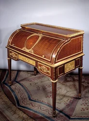 Möbel im Stil Ludwigs XVI.: Zylinderbureau der Königin von Frankreich Marie Antoinette (Marie-Antoinette) (1755-1793), gefertigt aus Amaranthholz, Palisander, Bronze und Eiche von Jean Henri Riesener (1734-1806), 1784. Maße: 1,05 x 1,13 x 0,64 m. Paris