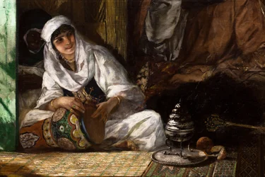 Inneres eines Harems in Marokko, Detail: Frau spielt die Derbouka