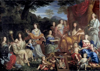 König Ludwig XIV. und seine Familie als mythologische Figuren verkleidet. Der König sitzt rechts auf einem Thron und ist als Apollo gekleidet. Unten rechts ist Königin Maria Theresia von Österreich als Juno gekleidet. In der Mitte des Gemäldes