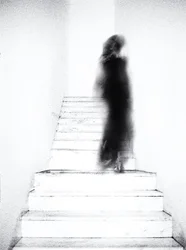 Ätherische Figur auf Treppen