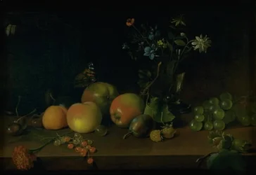 Blumen und Früchte auf einem Tisch