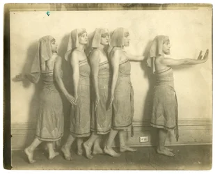 Vorbereitung auf ein Dorffest im Liberal Club, New York, USA, ca. 1905-40