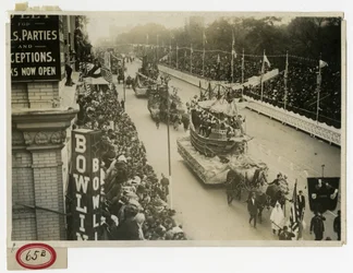 Historische Parade, Central Park West Half Moon Float Nr. 12