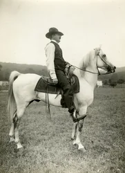 Homer Davenport, Karikaturist auf seinem arabischen Pferd, ca. 1905-12