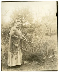 Mrs Alzirc Hewitt Wade - 88 Jahre alt - im Garten in Ossining, NY