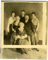 Die alte Dame ist Mrs. Lyman James, Schwester von Marshall Field, ca. 1905-28