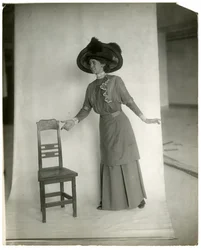 "Bitte setzen Sie sich" Richtige Haltung von Beinen, Körper, Armen und Händen