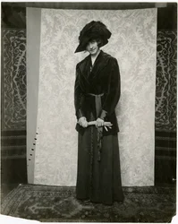 Roter Samtanzug mit Faltenrock, Arnold & Constable, ca. 1905-18