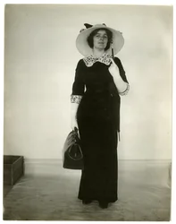 Richtige Art, eine Tasche und einen Regenschirm zu tragen, um 1905-18