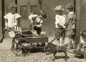 Junge Kinder laden Kies in einen Wagen, ca. 1915