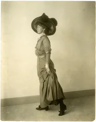 Modell mit Federhut, ca. 1905-18