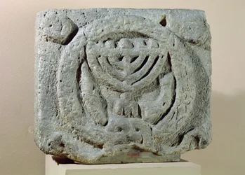 Relief mit Menora, aus Umm Qeis (Antikes Gadara) Jordanien