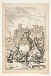 Vier Vasen, eine zerbrochene Vase, ein zerbrochener Kerzenhalter und eine Herm in einer Landschaft mit klassischen Ruinen