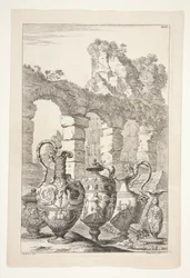 Drei Krüge, eine bedeckte Vase und ein Kerzenhalter in einer Landschaft mit Ruinen