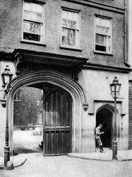 Tor aus dem 16. Jahrhundert zur Charterhouse, London, 1926-1927