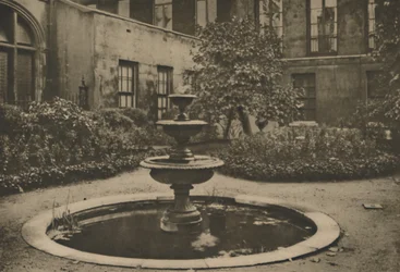 Alter Maulbeerbaum und Brunnen im Garten der Drapers Hall, ca. 1935