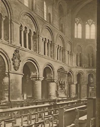 In der Großen St. Bartholomäus: Raheres Grab im Chor, um 1935