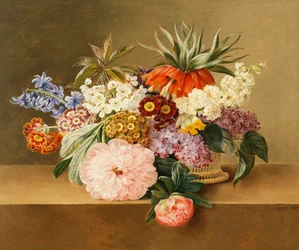 Iris, Flieder, Primeln, Blüten und Pfingstrosen in einem Korb
