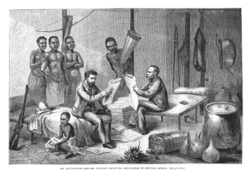 Dr. David Livingstone (1813-73) und Mr. Henry Morton Stanley (1841-1904) erhalten Zeitungen in Zentralafrika, graviert von Pearson