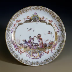 Deutsche Kunst: Meißener Porzellan. Chinoiserie, die asiatische Charaktere beim Teetrinken darstellt. Untertasse dekoriert von Johann Gregor Hoeroldt (oder Herold 1696-1775), um 1730.