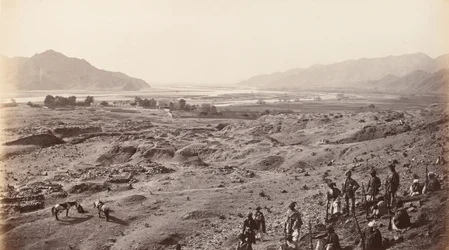 Fluss-Schlucht oberhalb von Lalpura mit Blick auf Bassaule, um 1878 (Foto)