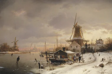 Hausboot auf einem zugefrorenen Fluss