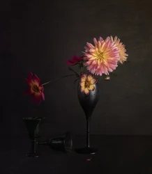 Stimmungsvolles Dahlien Stillleben