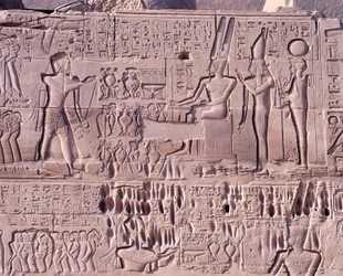 Ägypten, Altes Theben, Luxor, Karnak-Tempelkomplex, Bezirk von Amun-Re, Große Säulenhalle, Nordwand, Relief mit Kriegsszenen von Sethos I. in Syrien und Palästina, Detail mit Opfergaben an die Götter