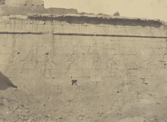 Edfu, Skulpturen und Inschriften der östlichen Fassade der Umfassungsmauer