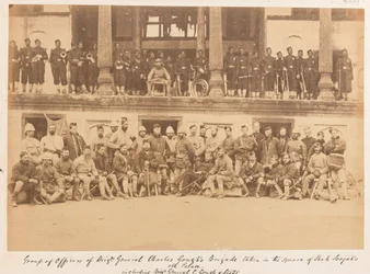 Offiziere und Männer der Brigade von Brigadegeneral Gough im Hof des Palastes von Shah Shujah, 1880
