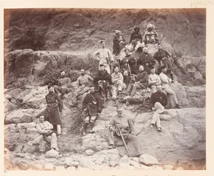 Offiziere des 51. Regiments auf Sultan Tarra, die verschiedene Dienstuniformen zeigen, 1878