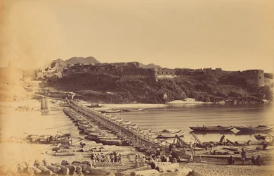 Die Brücke aus Booten und Festung, von Khairabad