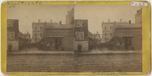 Ansicht des John R. Walsh Zeitschriftenladens in der Madison Street, Chicago, mit dem Postamt im Hintergrund