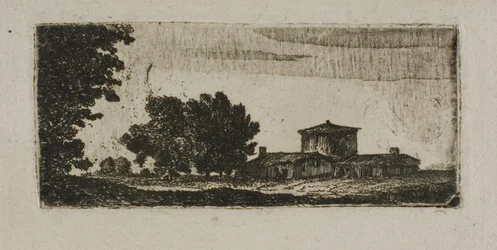 Bäume und Gebäude mit niedrigem Turm