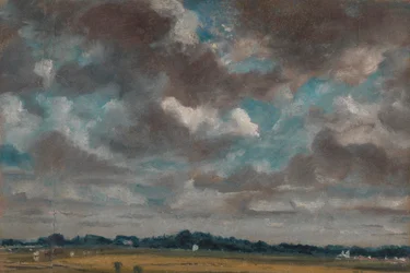 Weite Landschaft mit grauen Wolken
