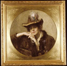 Frau mit Pfauenfederhut