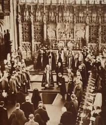 König Edward VIII. streut Erde auf den Sarg seines Vaters, 1936