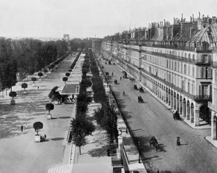 Rivoli-Straße in Paris, links: Tuileriengarten, im Hintergrund: Triumphbogen, ca. 1900