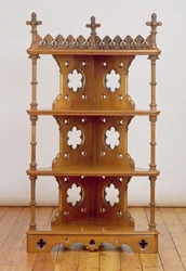 Geschnitztes und vergoldetes gotisches Eckregal, ca. 1860 (Walnussholz)