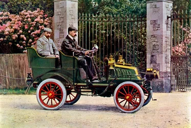 Zwei edwardianische Herren sitzen in einem Automobil, 1902-1903