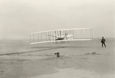 Der Wright Flyer I macht seinen ersten Flug von 120 Fuß in 12 Sekunden in Kitty Hawk, North Carolina