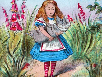 Alice hält ein Schwein in ihren Armen, ca. 1910