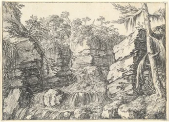 Ein Wasserfall zwischen felsigen Klippen
