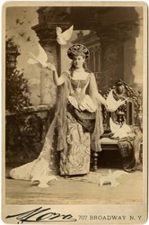 Alva Vanderbilt im Kostüm für ihren Ball 1883 (Sepia-Druck)