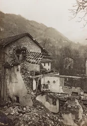 Album "Meine Weltkriegs-Erinnerungen Südwestfront (Kärnten, Italien, Südtirol) 31/03/1915-12/11/1918 - Josef Zohles Wien": Trümmer eines Hauses (s/w Foto)