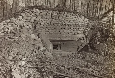 Album "Meine Weltkriegs-Erinnerungen Südwestfront (Kärnten, Italien, Südtirol) 31/03/1915-12/11/1918 - Josef Zohles Wien": Militärbunker mit Kanone (s/w Foto)