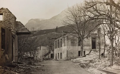 Album "Meine Weltkriegs-Erinnerungen Südwestfront (Kärnten, Italien, Südtirol) 31/03/1915-12/11/1918 - Josef Zohles Wien": Trümmer in Bovec (s/w Foto)