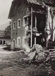 Album "Meine Weltkriegs-Erinnerungen Südwestfront (Kärnten, Italien, Südtirol) 31/03/1915-12/11/1918 - Josef Zohles Wien": Trümmer in Valbruna (s/w Foto)