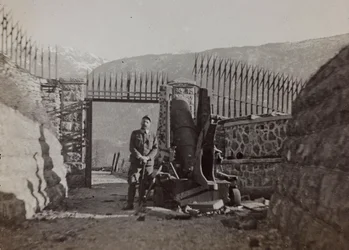 Album "Meine Weltkriegs-Erinnerungen Südwestfront (Kärnten, Italien, Südtirol) 31/03/1915-12/11/1918 - Josef Zohles Wien": Soldat in einer Festung (s/w Foto)